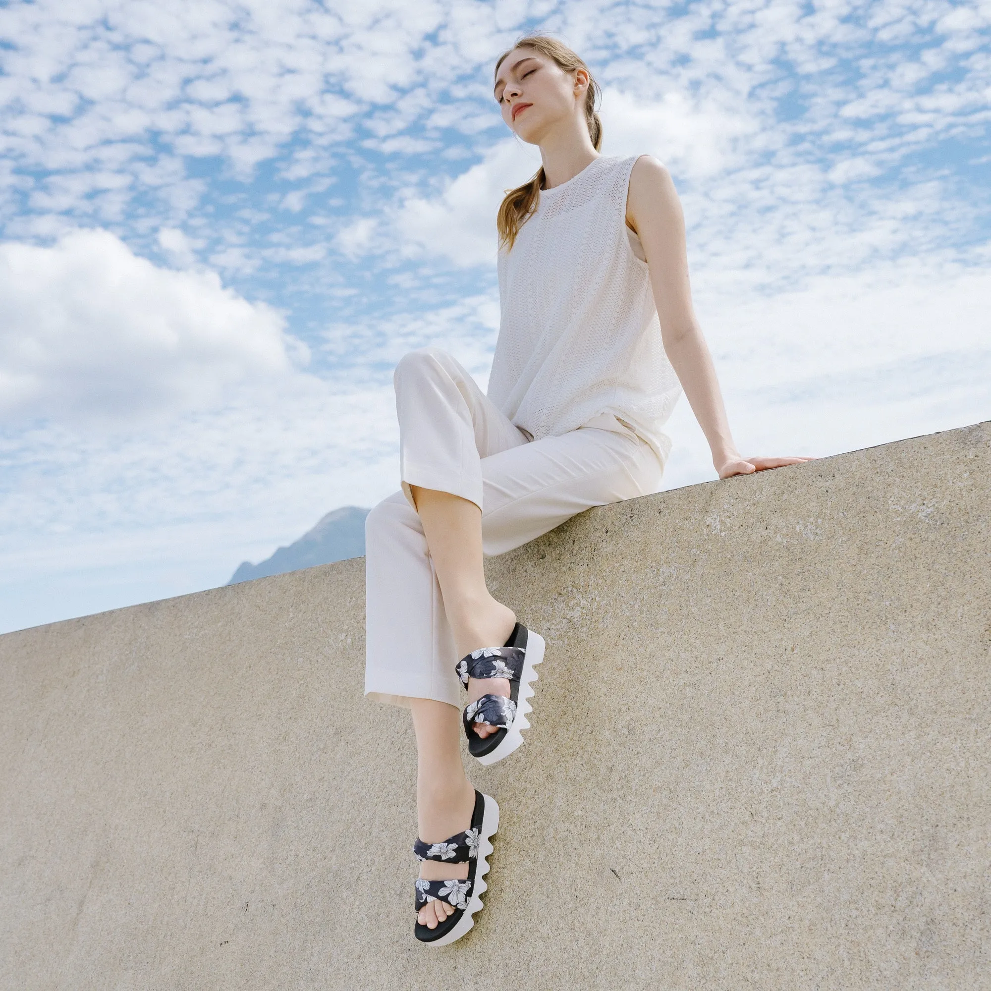 Capri Floral Slide Sandals (Bianco/Nero)