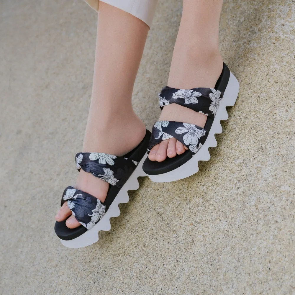 Capri Floral Slide Sandals (Bianco/Nero)