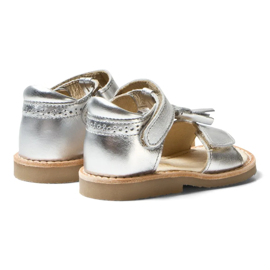 [EU22, EU23, EU24] YOUNG SOLES Silver Leather Tassel Sandal w/Rubber Sole