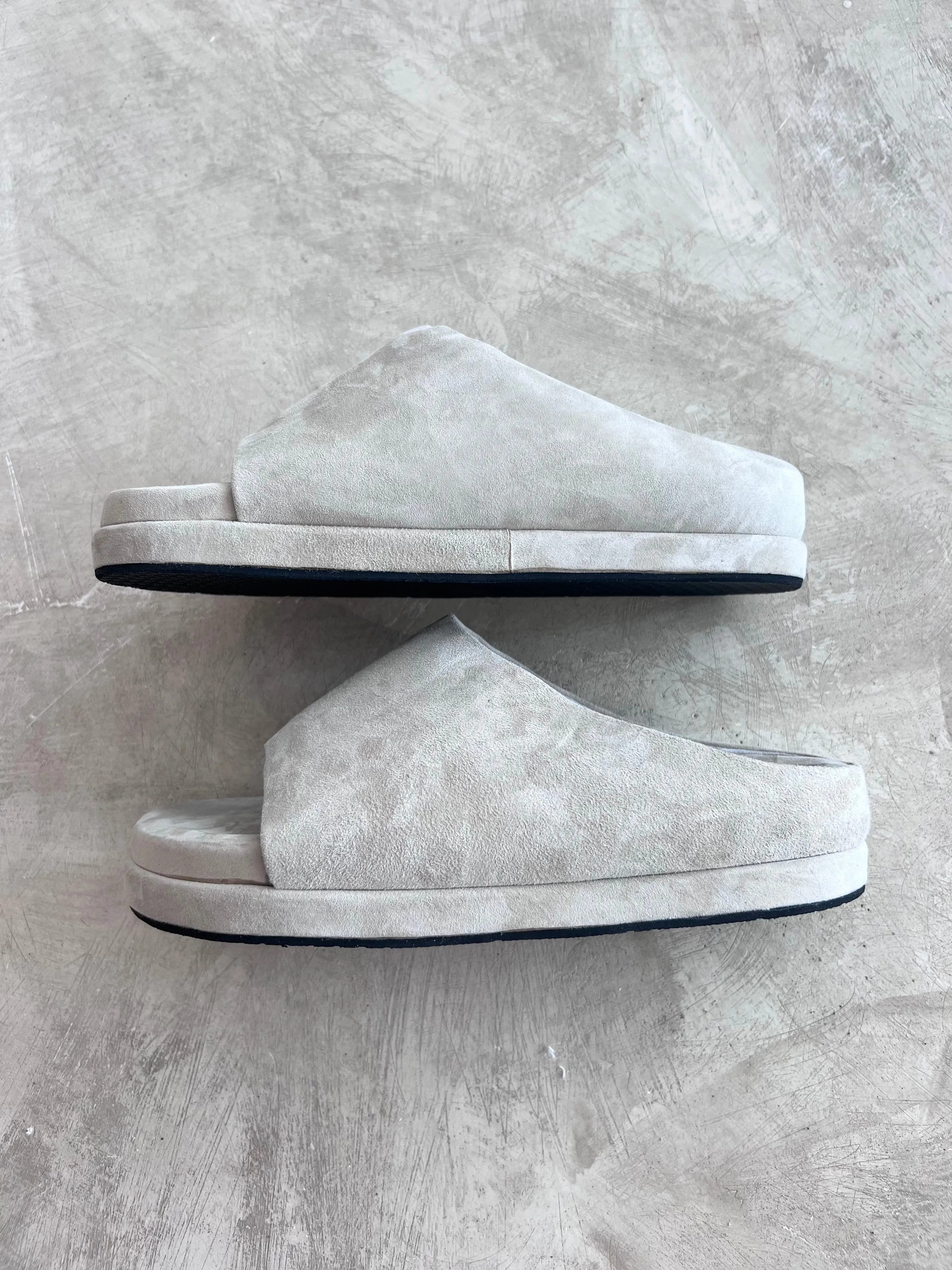The HARLEY Slide - Soft Grey Suede