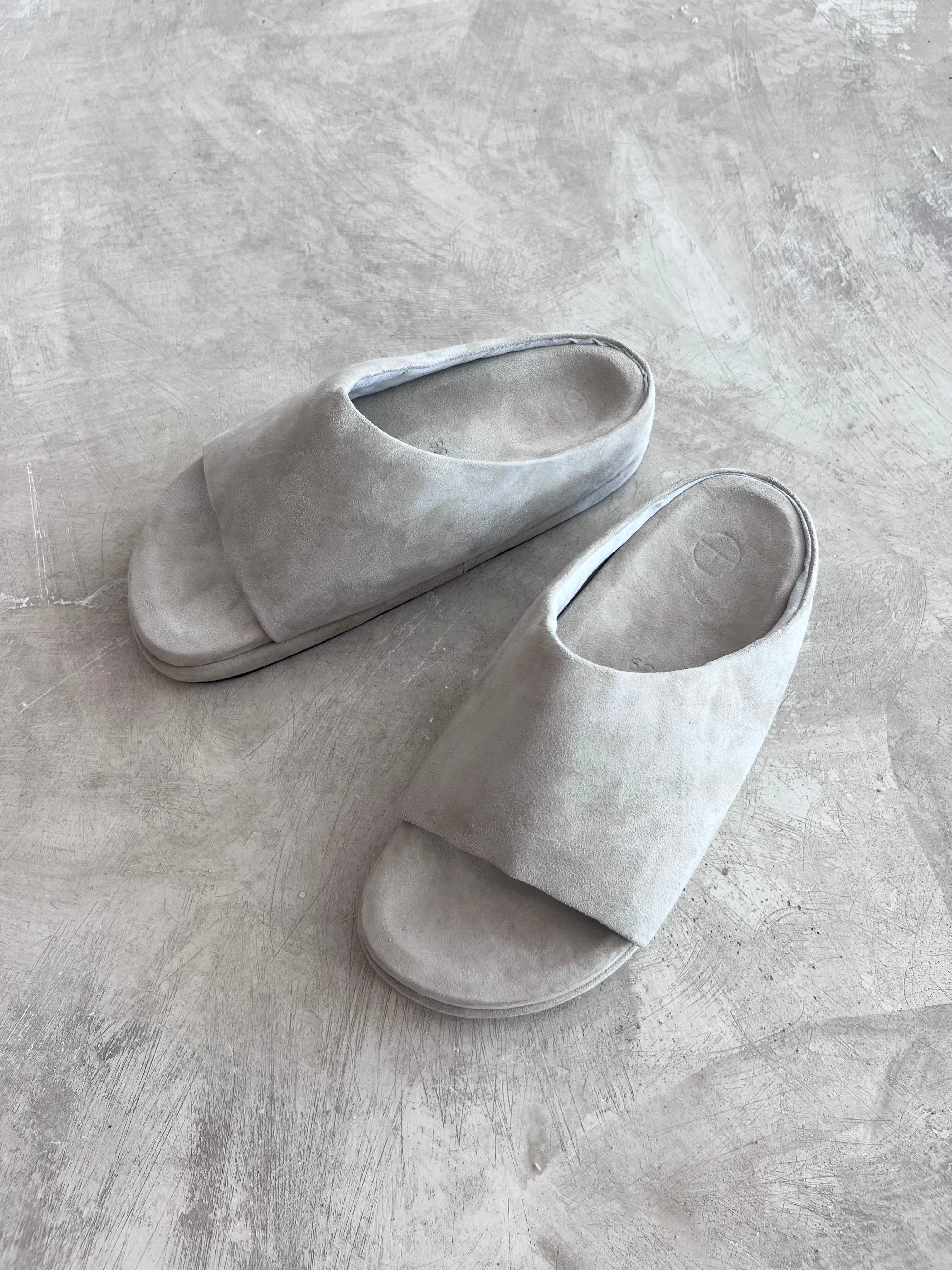 The HARLEY Slide - Soft Grey Suede